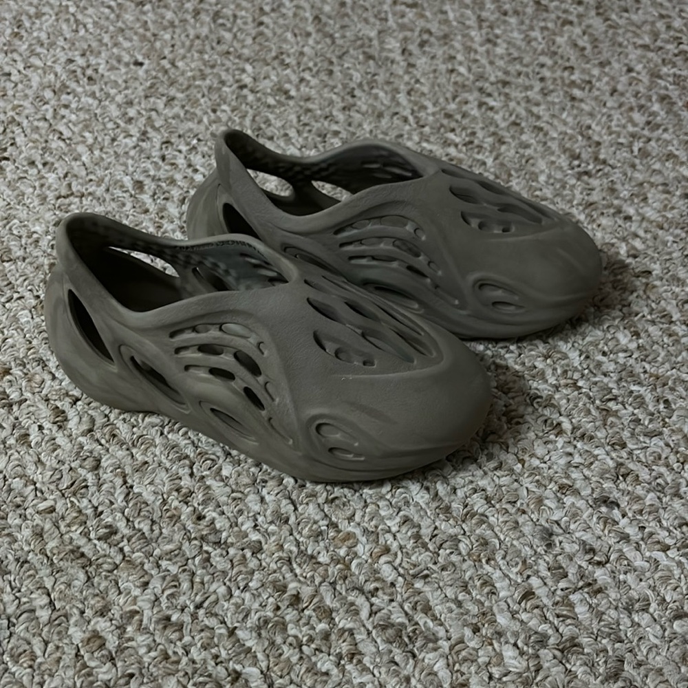 yeezy foam runners kids
